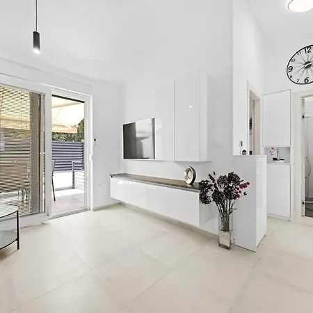 Apartment, 100m From The * Peroj