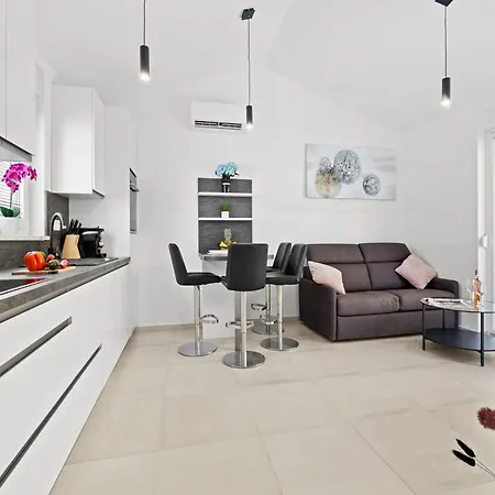 Apartment, 100m From The Apartman Peroj