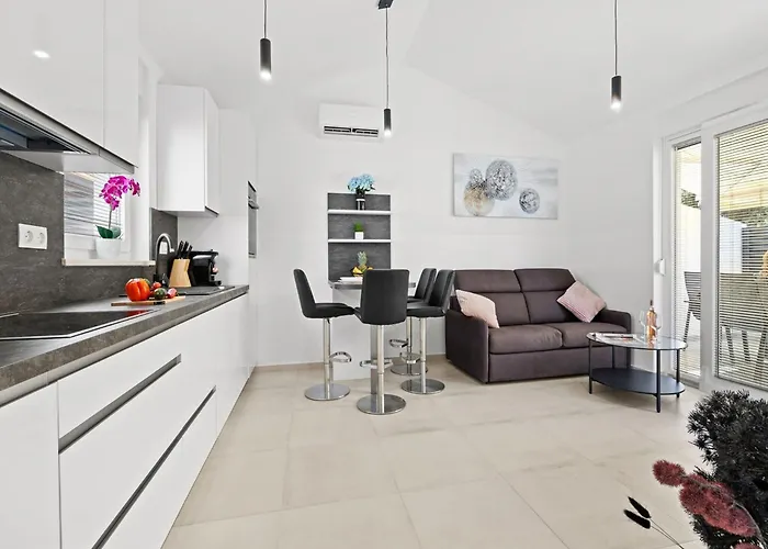 Apartment, 100m From The Appartement Peroj