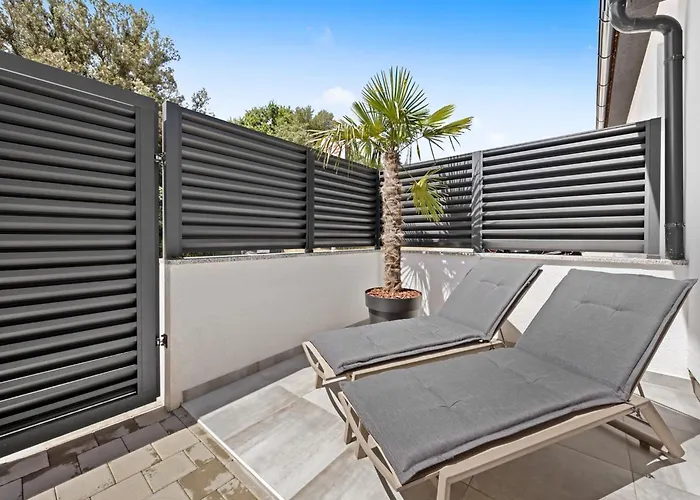 Apartment, 100m From The * Peroj